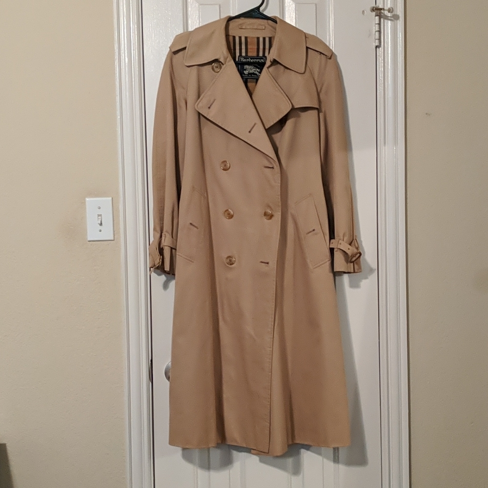 Vintage Burberry trench coat 😸